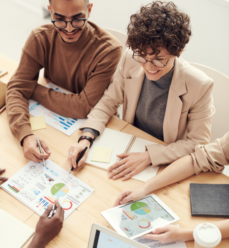 Hommes et femmes qui travaillent ensembles autour d'une table