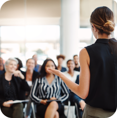 Femme qui fait un meeting devant plusieurs personnes